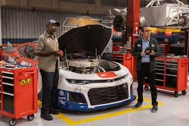 The king of queens is coming to the race track as nascar and netflix announce a new comedy series starring kevin james. Review The Crew Staffel 1 Besser Als Der Auftakt Seriesly Awesome