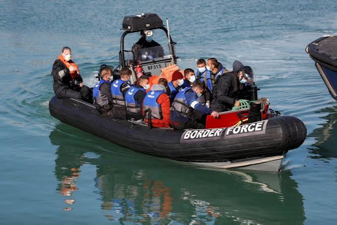 UK threatens to send migrant boats back to France