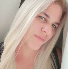 Who specializes in curly hair styling in Apopka?