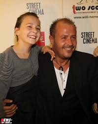 Willi herren fing als schauspieler bei der lindenstraße an, eroberte anschließend mallorca und willi herren mitte april bei der vorstellung seines foodtrucks. Koln Final Update 30 Neue Bonus Hq Fotos Gina Lisa Lohfink Special Der Sommer Wird Blau Das Grosse Geheimnis Wurde Nun Vor Vielen Vips Und Der Presse Geluftet Blauer Sucht Frau Willi Herren Seine