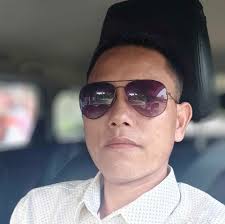 What is the correct verb to use when Robert and James are playing in the  field?