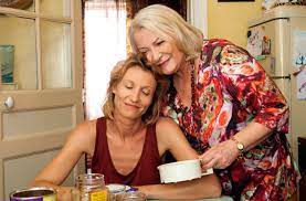 Al principio todo parece normal, pero la convivencia no seráfácil. Retour Chez Ma Mere Tfx Josiane Balasko Avec Alexandra Lamy Ca A Tres Vite Fonctionne