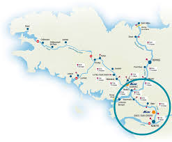 Rythmé par les écluses fleuries et les pénichettes, longer le canal de nantes à brest à vélo est une expérience unique. Location De Bateau Sans Permis Sur Le Canal De Nantes A Brest