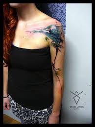 A very ingenious watercolor tattoo design, this tattoo creates a very wonderful effect on the body. Watercolor Tattoo On Girl Left Shoulder
