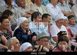 Die deutsche volksgruppe lebt dispe … Menschen Beobachten Volksfest In Astana Kasachstan Stockfotografie Alamy