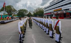 2000'den fazla kozmatik ürünü bulunan farmasi; Lawatan Ulung Ptd Ke Mk 3 Div Berita Tentera Darat Malaysia