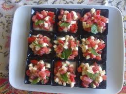 Zucchina 1 formaggio caprino cremoso 8 cucchiaini mozzarella 1 pan grattato e farina gialla e farina, quanto basta uovo 1 speck 4 fettine. Caprese Finger Food Mangiamo Con Aldo S Blog