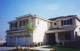 În construcția caselor americane, au fost folosite inițial acele materiale care erau ușor de găsit în zona de construcție, adică. Amenajari Interioare Poze Modele Case 26 Garaj Stil American