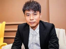 周深 zhou shen 李克勤 hacken lee. 51å²çš„æŽå…‹å‹¤ä¸€å®¶å››å£åˆå½±å¦»å­è²Œç¾Žå¦‚èŠ± é˜¿æ³¢ç½—æ–°é—»ç½'