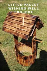 в комнате 4 угла в каждом углу сидит по щенку Little Pallet Wishing Well Project 1001 Pallets In 2020 Pallet Diy Wishing Wells Pallet Furniture