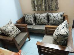 Klare linien und organische formen vereint in einem nahezu schwebenden design: Five Seater Sofa On Rent Rentjio