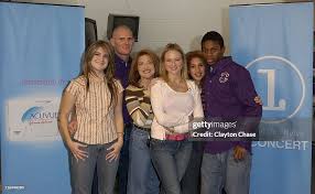 Jewel with Thompson family l-r Meagan, Ric, Angie, Abbey and Tyson News  Photo