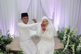 Saya pribadi memakluminya dan mencoba untuk bersabar, toh ini demi kebaikan masa depan rumah tangga kami juga. Cinta Monyet Zaman Sekolah Berakhir Di Pelamin Gadis Sukar Percaya Kini Dah Bersuami Dari Dulu Bukan Tak Ada Bergaduh Ada Je Viral Mstar