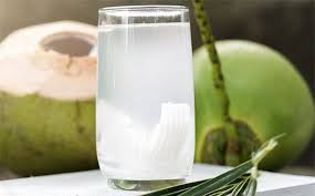 Uống nước dừa không đúng cách gây hại