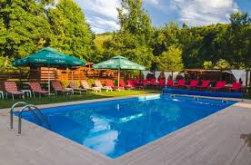 Pensiunea la vasile va pune la dispozitie 11 camere si 4 apartamente,un restaurant,terasa,bar,parcare ,sala de conferinta. Pensiunea Mirabilandia Un Loc Pentru Relaxare Si Distractie