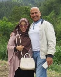 Beda usia 45 tahun, mark sungkar dan istri makin terlihat mesra. Jodoh Tak Ada Yang Tahu 5 Artis Ini Kembali Menikah Di Usia Senja Kumparan Com