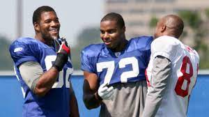 Michael strahan has a height of 6'5 (1.96 m) and weighs 255 lb (116 kg). Michael Strahan Mic D Up During 2007 Championship Season