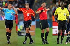 Wasit utama akan dibantu oleh dua asistennya yang berada di pinggir lapangan atau disebut dengan hakim garis dan satu cadangan berikut sejumlah alat yang wasit kenakan kala memimpin sebuah pertandingan. Wasit Sepak Bola Pengertian Tugas Dan Peralatannya