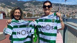His father was a gardener with the municipality while his mother worked as a cook. Foto Plantel Do Sporting Ofereceu Camisola Autografada A Dolores Aveiro Maisfutebol