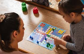 ¿quieres enseñar a tu hijo cómo se juega al escondite, a saltar la comba o al juego del pañuelo? 6 Juegos Y Actividades Para Trabajar La Estimulacion Cognitiva En Ninos Blog De Ortopedia Mimas