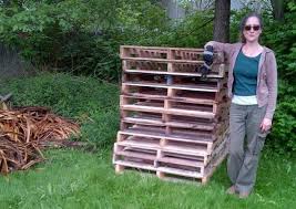 Wir Zeigen Ihnen Eine Idee Zum Thema Komposter Selber Bauen Hier Ist Ein Bild Mit Einer Frau Und Einigen Selber Bauen Anleitung Kompost Selber Bauen Paletten