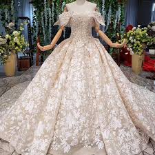 Mamia ya mabibi harusi katika arusi ya halaiki wamepewa silaha ya kujilinda dhidi ya waume zao wanaponyanyaswa. Mambo Ni Moto Mabibi Harusi Fiona Wedding Empire Facebook