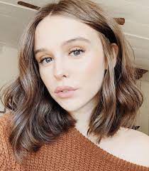 This is back when everyone was a quality blog, and if you were attractive and took high definition photos literally you got a lot of followers. Acacia Brinley Short Hair With Waves Hair Style Short Hair Styles Light Hair Color Light Hair