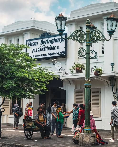 Jalan Malioboro & Pasar Beringharjo: Detak Jantung dan Pusat Souvenir Jogja