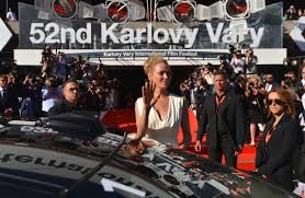 Podobu loga tvoří název města se třemi vykřičníky. The Karlovy Vary Film Festival Hollywood Stars World Premieres And Luxury Robes Luxury Prague Life