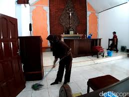 Namun adakalanya kegiatan gotong royong ini juga berasal dari kepala lingkungan, kepala desa dan ketua kelompok adat. Adem Banget Warga Semarang Bahu Membahu Bersihkan Masjid Kapel
