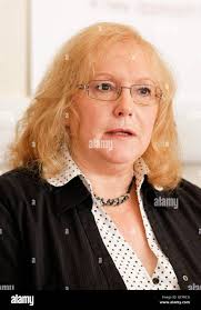 Sopravvissuto ai bombardamenti immagini e fotografie stock ad alta  risoluzione