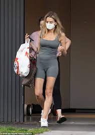 09:21 est, 5 december 2020 Bandaged Nadia Bartel Steps Out In Melbourne After Nose Surgery Aktuelle Boulevard Nachrichten Und Fotogalerien Zu Stars Sternchen