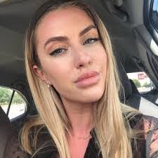 Amanda Pizzo's Instagram, Twitter & Facebook