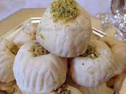 Voici un gâteau des plus délicats et des plus fins de la cuisine constantinoise c'est la ghribia de constantine ou ghoriba. Ghribia Constantinoise Fondante