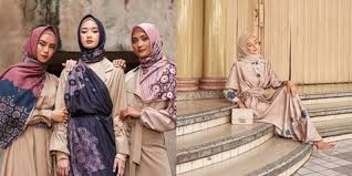 Baju gamis sudah menjadi tren fashion busana syar'i yang sekarang banyak dipakai oleh mayoritas wanita muslim mulai dari anak anak, remaja, wanita dewasa, hingga orang tua. 11 Inspirasi Model Baju Lebaran 2020 Modis Dan Kekinian Dari Tunik Dress Kapanlagi Com