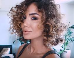 It combines mess and elegance, carelessness and style. Short Tight Curls Curly Short Hair No Hear Tight Curls Perm No Chemical Perm Short Curly Haircuts How To Curl Short Hair Hair