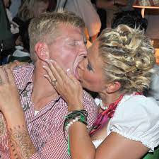 In august 2001, effenberg settled out of court for 125,000 dm after being accused of hitting a woman in a munich nightclub. Stefan Effenberg Und Claudia Wieder Zusammen Stars