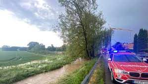 Von montagnachmittag bis in die nacht hinein kann es vereinzelt außerdem zu unwettern kommen, wie der dwd mitteilte. Unwetter In Bayern Segler Kentern Bei Sturm Auf Dem Bodensee Feuerwehr Ruckt Zu Hunderten Einsatzen Aus Bayern