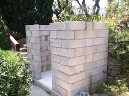 Pour construire le plancher de votre abri de jardin, installez des piliers et fixez des poutres de soutien dans le sens de la longueur. Abri De Jardin En Dur Ment Construire Un Abris De Jardin En Parpaing Idees Conception Jardin Idees Conception Jardin