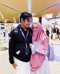 R yang ditangkap di tanjung balai di ah sudah ada tiga wanita, yang satu istrinya yang meledakkan diri, yang kedua satu r yang direkrut sebagai istri keduanya dan yang terakhir y. Pu Abu Bakal Bercerai Dengan Hana Azraa Nafi Tumbuk Bekas Isteri Kedua Di Muka