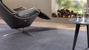 Die leicht anmutende massivholzplatte und das filigran geästete untergestell von rolf benz 965 fügen sich zu einem scheinbar schwerelosen kraftzentrum zusammen. Teppiche Grunbeck Einrichtungen