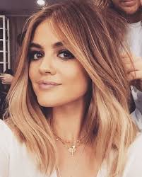 Lucy Hale With Her Blonde Shoulder Length Lob Hair Capelli Bellezza Dei Capelli Capelli Castani Dorati