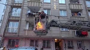 Esenyurt'ta gece saatlerinde 3 katlı bir binanın ikinci katında çıkan yangın sırasında dairede henüz bilinmeyen bir nedenle patlama meydana geldi. Son Dakika Esenyurt Ta Korkutan Yangin Mahsur Kalanlar Kurtarildi Son Dakika Haberler Milliyet