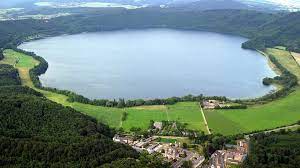 In der osteifel begann der vulkanismus vor etwa 500.000 jahren in der gegend des heutigen laacher sees und dehnte sich bis ins neuwieder becken. Vulkanismus In Deutschland Schlafende Vulkane In Der Eifel Und In Der Oberpfalz Br Wissen