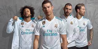 Dalam peraturan permainan sepak bola, jumlah formasi pemain adalah 11 orang. 5 Pemain Bola Sepak Terkenal Yang Menyesal Kerana Berpindah Ke Real Madrid Iluminasi