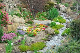 Selbst in einem ganz kleinen garten schaffen sie wunderschöne wasserfälle. Wie Man Einen Bachlauf Im Garten Anlegt Heimhelden