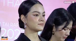 Không chỉ áo bầu, Phạm Quỳnh Anh còn bị soi nụ cười như tượng sáp tại sự  kiện: Dấu hiệu trẻ lâu hay là nét giả trân đáng ngờ?