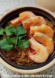 每次到泰式餐馆用餐 多数都会尝试一下瓦煲冬粉 冬粉虾 冬粉蟹都一样喜欢 吃着冬粉 还默默想念之前在cass家吃到的螃蟹冬粉 好好吃的 家翁送来几包泰式冬粉 就让娘子准备一道瓦煲冬粉虾来孝敬他吧 这个 glass noodles noodles clay pots