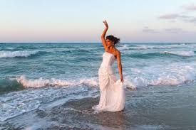 We did not find results for: Junge Braut In Einem Weissen Brautkleid Geniesst Eine Schwimmen In Das Wasser Des Ozeans Im Spatsommer In Der Abenddammerung Lizenzfreie Fotos Bilder Und Stock Fotografie Image 36152368