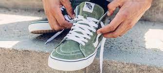 Tuck the loose end into the lacing to avoid stepping on it. Eeqauehgdduplm